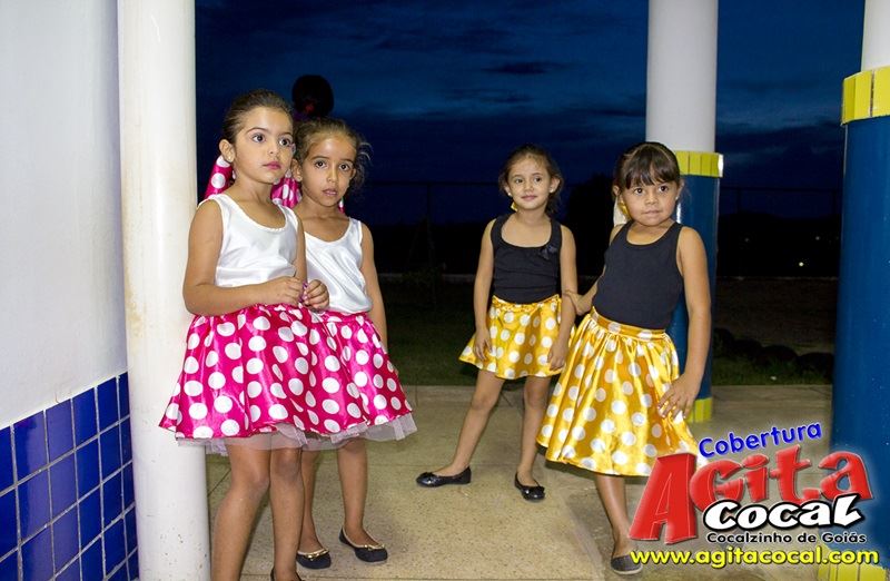 Alunos do Colgio CMEI em Cocalzinho encerra o ano em estilo anos 60