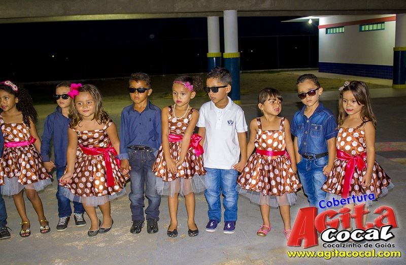 Alunos do Colgio CMEI em Cocalzinho encerra o ano em estilo anos 60