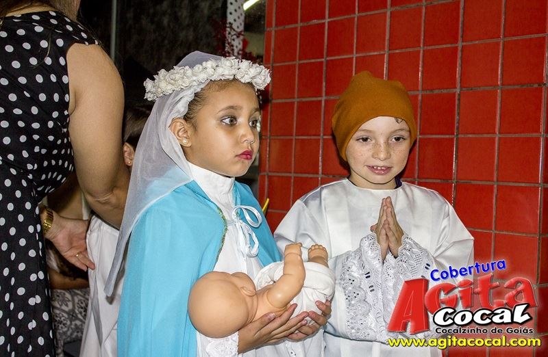 Alunos do Colgio CMEI em Cocalzinho encerra o ano em estilo anos 60