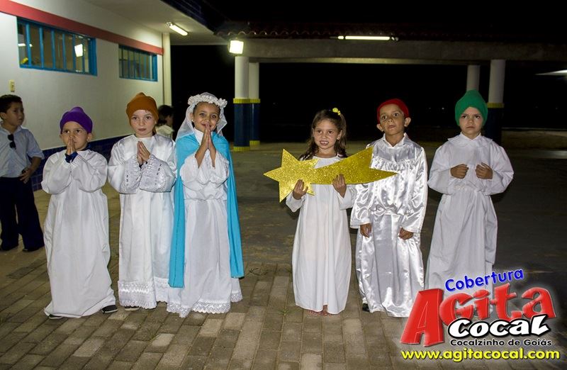 Alunos do Colgio CMEI em Cocalzinho encerra o ano em estilo anos 60