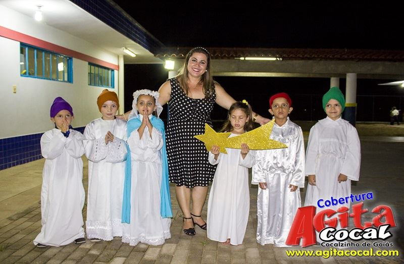 Alunos do Colgio CMEI em Cocalzinho encerra o ano em estilo anos 60