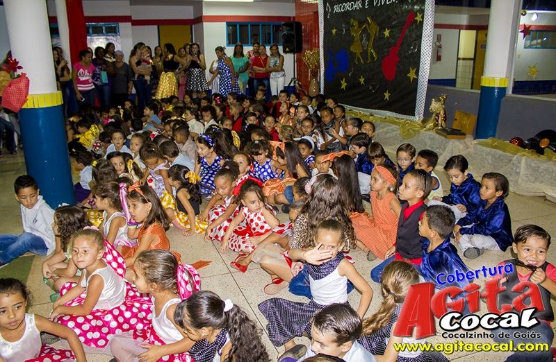 Alunos do Colgio CMEI em Cocalzinho encerra o ano em estilo anos 60