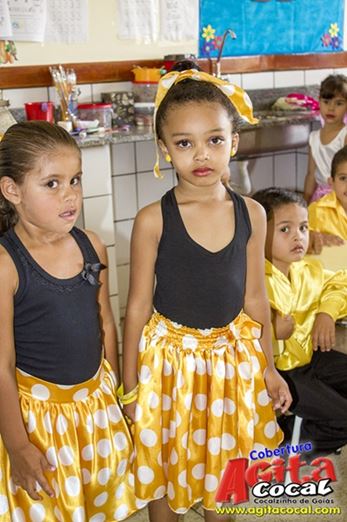 Alunos do Colgio CMEI em Cocalzinho encerra o ano em estilo anos 60