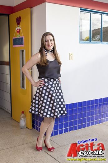 Alunos do Colgio CMEI em Cocalzinho encerra o ano em estilo anos 60