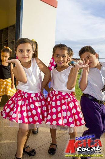 Alunos do Colgio CMEI em Cocalzinho encerra o ano em estilo anos 60