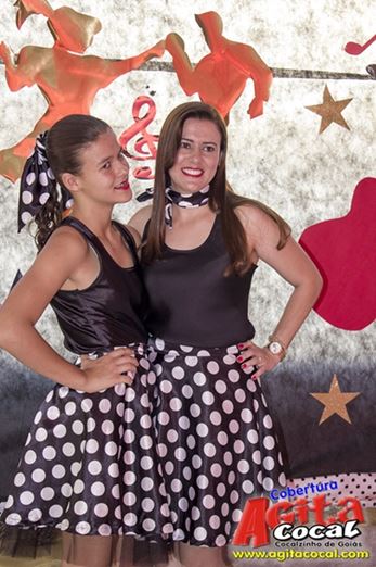 Alunos do Colgio CMEI em Cocalzinho encerra o ano em estilo anos 60