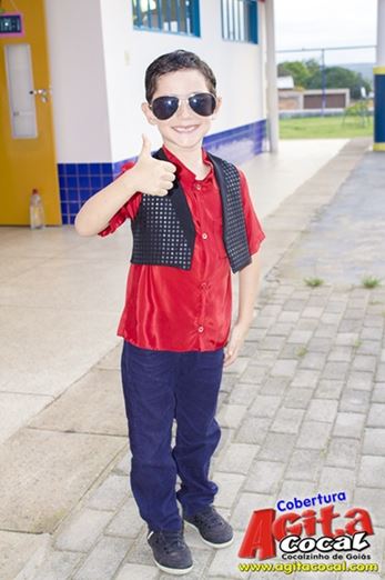 Alunos do Colgio CMEI em Cocalzinho encerra o ano em estilo anos 60