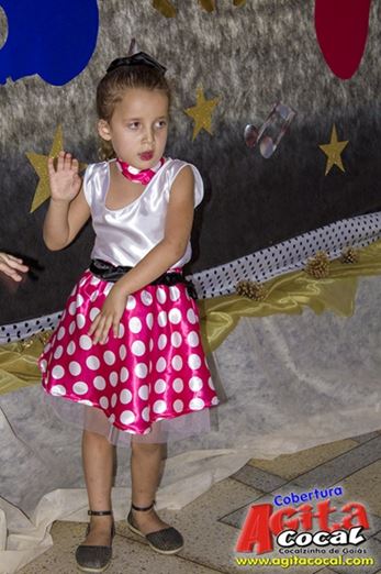 Alunos do Colgio CMEI em Cocalzinho encerra o ano em estilo anos 60