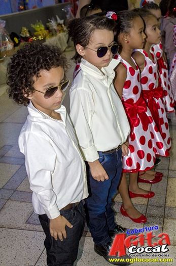 Alunos do Colgio CMEI em Cocalzinho encerra o ano em estilo anos 60