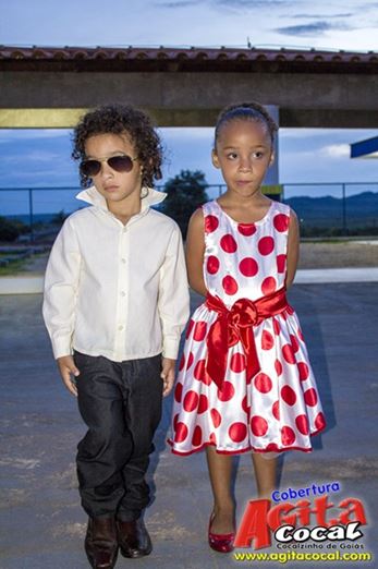 Alunos do Colgio CMEI em Cocalzinho encerra o ano em estilo anos 60
