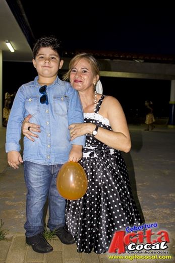 Alunos do Colgio CMEI em Cocalzinho encerra o ano em estilo anos 60