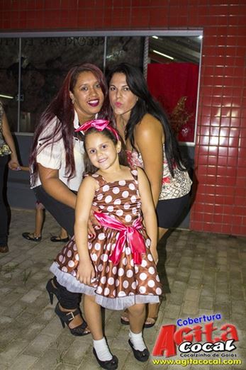 Alunos do Colgio CMEI em Cocalzinho encerra o ano em estilo anos 60