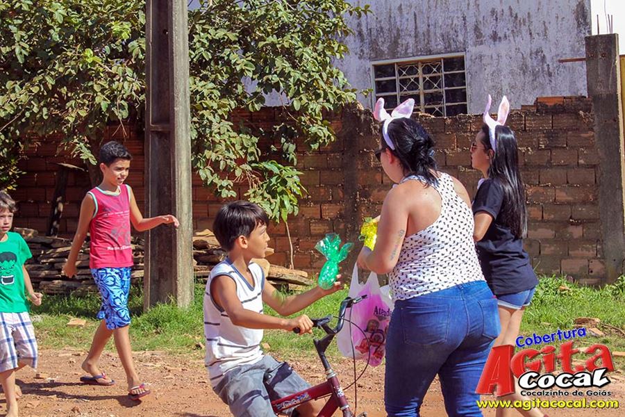 Crianas de Cocalzinho comemoram pscoa e ganham ovos - 2017